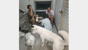 “한국 맞아?”…빌라 복도서 숯불에 고기 굽는 남성들