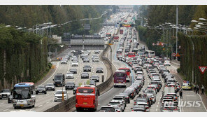 가을 나들이 차량들 귀가…고속도로 상행선 ‘매우 혼잡’