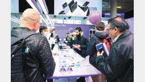 美 갤럭시 체험관에 몰린 인파