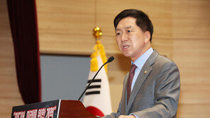 與당권주자 김기현 “여성 군사기본교육 의무화 추진”