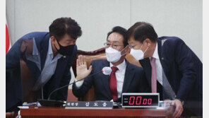 野, 헌재 국감서 ‘골프 접대 의혹’ 이영진 재판관 질타