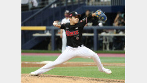 KT 신인 박영현, 2이닝 순삭…PS 최연소 세이브