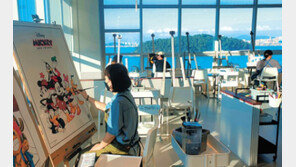 푸른 바다 배경 삼아 그림실력 뽐내보세요