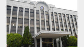 “귀신 쫓는다” 알코올의존증 아내 쌍절곤 폭행, 딸에 촬영시킨 40대 집유