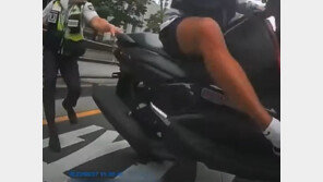 번호판 없는 오토바이, 단속 경찰관 매달고 도주 ‘아찔’