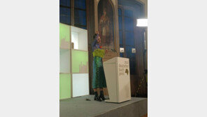 국제도서전서 수상 뒤 삭발한 스위스 작가 화제…“이란 시위 연대”