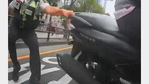 번호판 없는 오토바이, 단속 경찰관 뒤에 매달고 도주