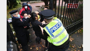 英, 런던 주재 중국 대사 초치… “반중 시위자 폭행 사건 유감”