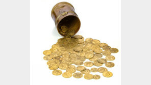 부엌서 우연히 발견한 18세기 황금 동전 무더기, 12억원 낙찰