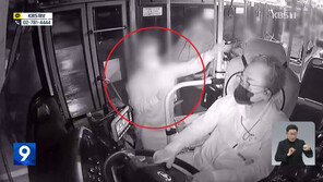 달리는 버스 멈춰 세운 여성, 기사에 15분간 욕설 난동