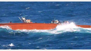 제주 전복 어선 17차례 수중수색에도 선내 진입 ‘난항’