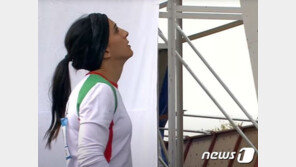 이란 국영언론 “히잡 벗은 뒤 실종된 선수, 환대 받으며 귀국” 선전