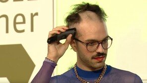 수상소감 도중 바리캉 꺼내 삭발한 작가…무슨 일?
