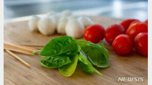 “지중해식 식단에 ‘이것’ 더하면 내장지방 감소 3배”