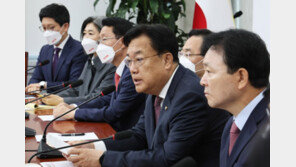 與 “민주당, 떳떳하다면 문 열고 압수수색 응하라”