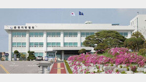 쇠줄로 묶고, 개사료 먹이고…엽기 포주 자매 징역 30년·22년 선고