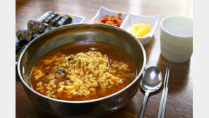 돈없어 떡라면 한 개만 시킨 두 여학생에 손님이 베푼 선행