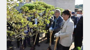 文 “제주 4·3 유족회 방문…먼 걸음 뜻 깊은 선물 감사”