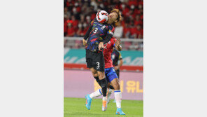 세 번 울진 않는다, 카타르선 ‘수비의 진수’