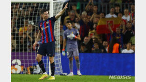 ‘레반도프스키 멀티골’ 바르셀로나, 비야레알 3-0 완파