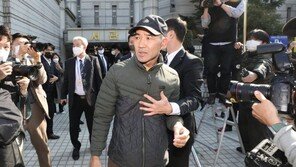 “이 XXX 배신자”…서해 피격 유족, 서욱에게 달려가 항의