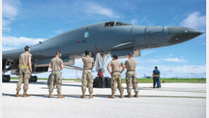 괌 도착한 ‘죽음의 백조’… 유사시 2시간 만에 한반도 전개