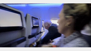 英 차기 총리에 존슨 재등판하나…휴가 마치고 런던행 비행기 포착