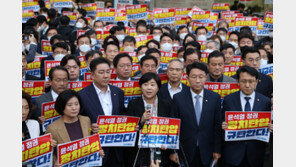 민주당, 검찰 압수수색에 당사 집결 공지…국정감사는 예정대로