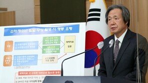 정기석 “실내 마스크 벗을 상황 아냐…3개월은 더 참아야”