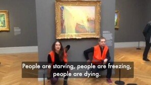 1600억 원 ‘모네’ 그림에 으깬 감자 뿌린 환경 운동가들