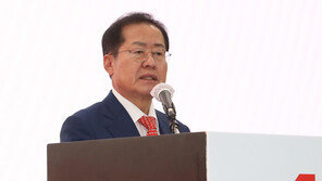 홍준표 “文, 김정은에 준 USB 안에 뭐가 담겼나”