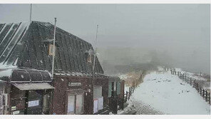 설악산 ‘눈 펑펑’…17년만에 ‘10월 대설주의보’(영상)