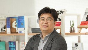 상상만으로 로봇팔 움직인다…KAIST 연구팀 ‘뇌-기계 인터페이스’ 개발