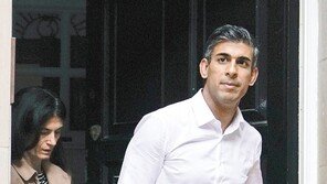 혼돈의 英 새 총리, 42세 인도계 수낵… ‘최연소-첫 非백인’