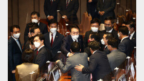 尹대통령, 사상 첫 ‘반쪽 시정연설’…박수 19번, 밖에선 野 고성