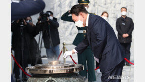 尹대통령, 박정희 前대통령 43주기 참배