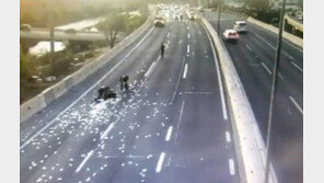 경찰 추격에 돈 가방 투척…칠레 고속도로에 ‘돈 폭탄’