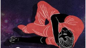 속옷만 입고 호텔 복도에 벌러덩…남성 2명 혀에 붙인 것은