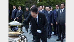 尹대통령, ‘박정희 43주기’ 하루 앞두고 현충원 참배[청계천 옆 사진관]