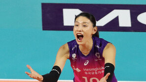 김연경, 2년 만에 V리그 복귀전서 18점 활약…흥국생명 3-0 완승