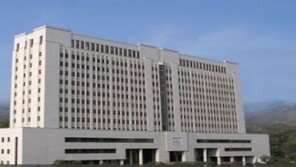 3살 딸에게 수갑 채워 동거남과 상습 폭행한 친모 실형