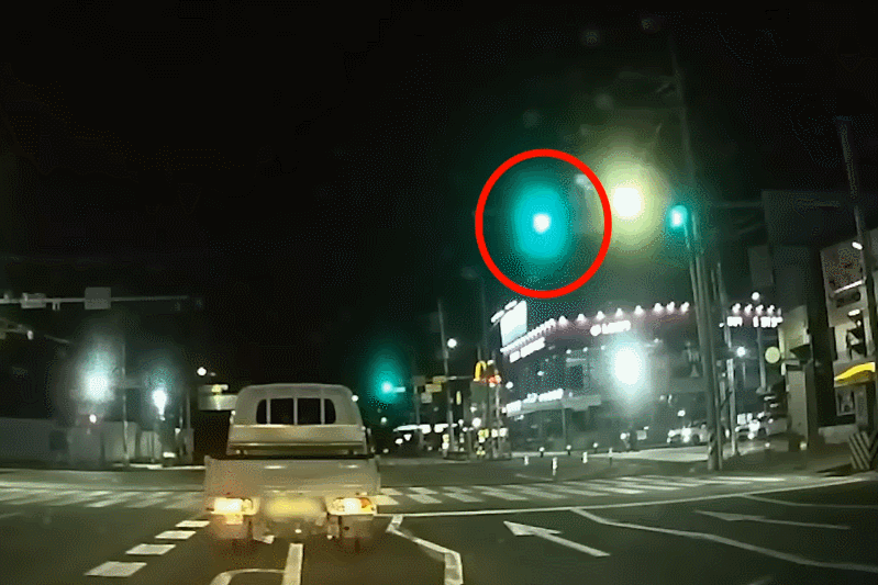 “신호 맞춰 유턴했는데 고속버스에 받혀 큰 부상”…과실은? [영상]