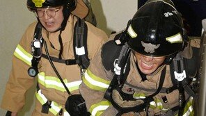 [르포]20㎏ 산소탱크 메고…소방관 670명, 101층 뛰어오르다
