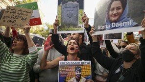 ‘히잡 의문사’ 아미니 사망 40일째…이란 대학 곳곳서 항의시위