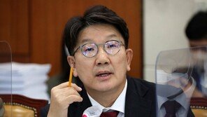 권성동, ‘정치공작’ 반발 전현희에 “언어교란 DNA 여전”