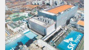 ‘어닝쇼크’ SK하이닉스 “투자 50% 감축” 