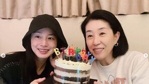 김태희, 선배 김미경 생일파티서 포착…여전한 미모