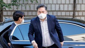 유동규 “던진 폰에 ‘정무방’ 외 ‘이너서클 방’ 서너개…檢에 비번 줬다”