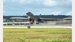 ‘죽음의 백조’ B-1B 전략폭격기, 괌에서 출격 [청계천 옆 사진관]