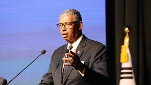 국회 찾은 전임 한미연합사령관들 “전술핵, 北 선제타격 빌미”